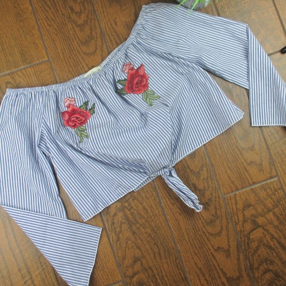 Pink Lemonade Tops - NWOT Large Embroidered Cold Shoulder Roses Cropped